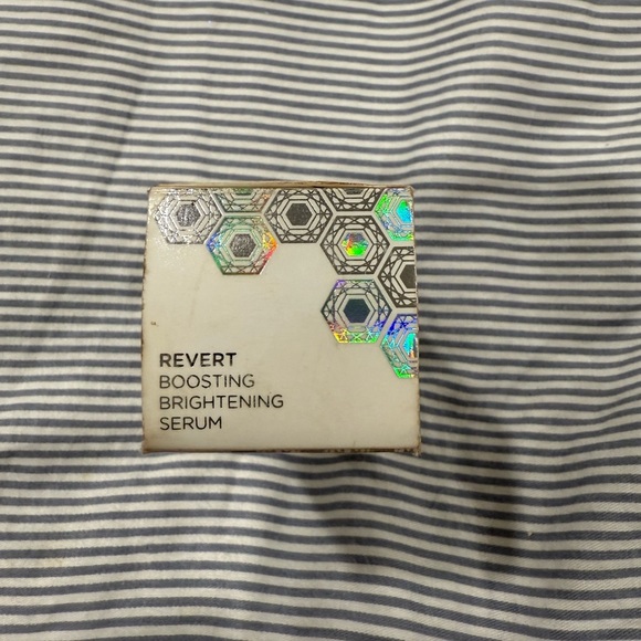 COSMEDIX REVERT BRIGHTENING
BOOSTING SERUM - Picture 12 of 15